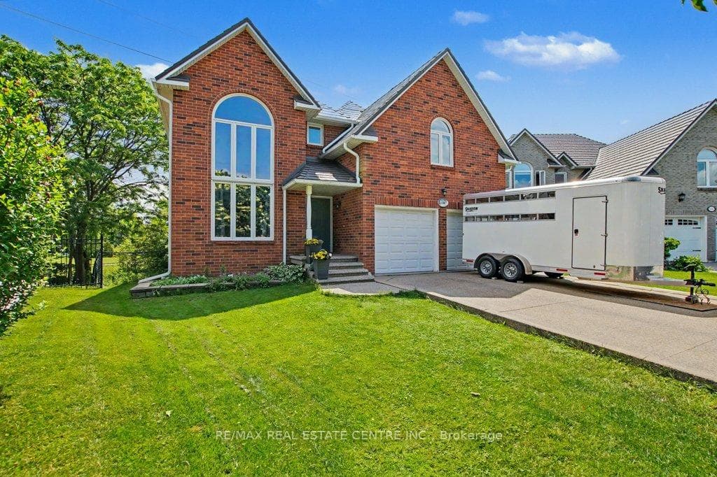 2100 Kevin Crescent photo 2