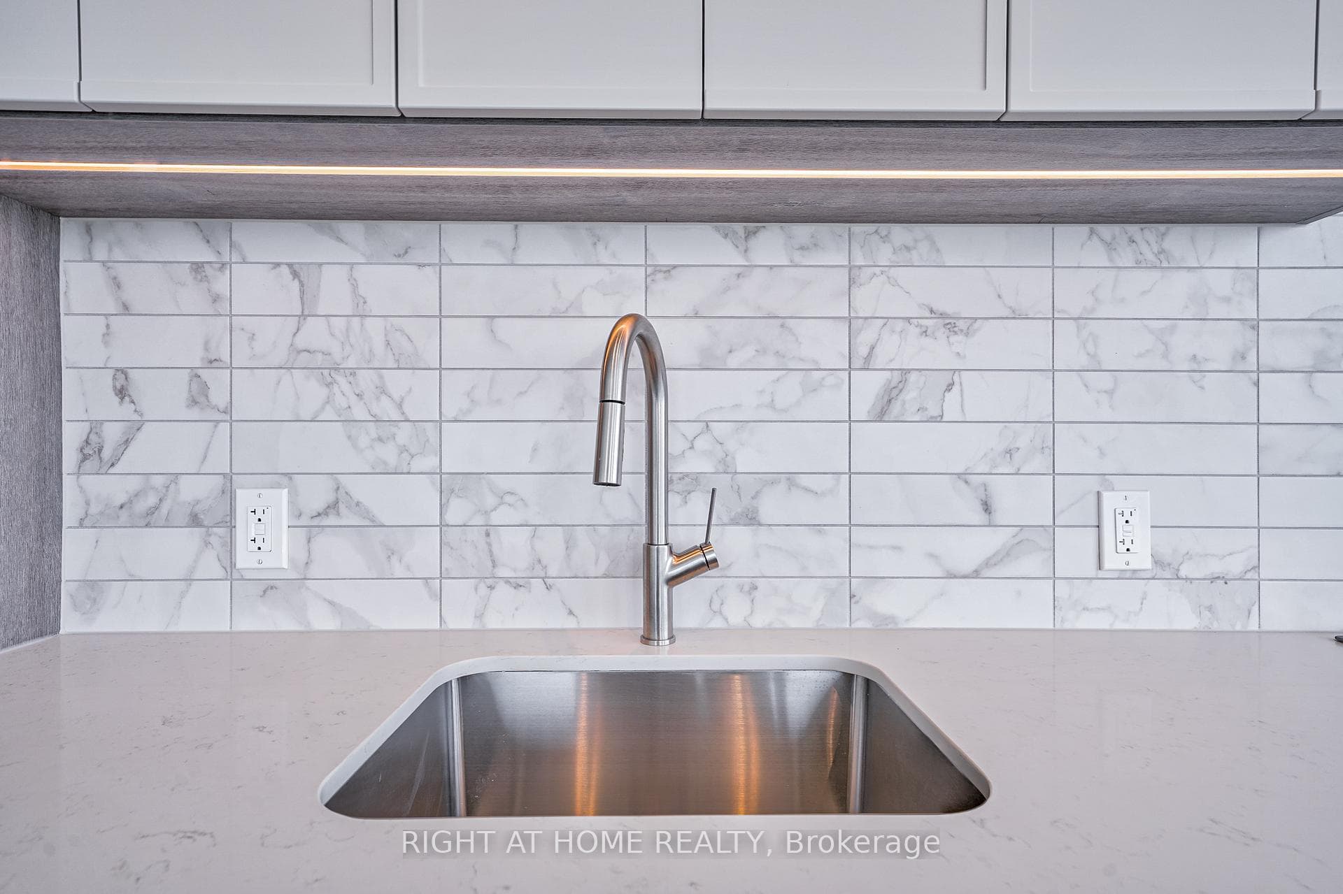 2020 Bathurst Street Unit 1821 photo 9