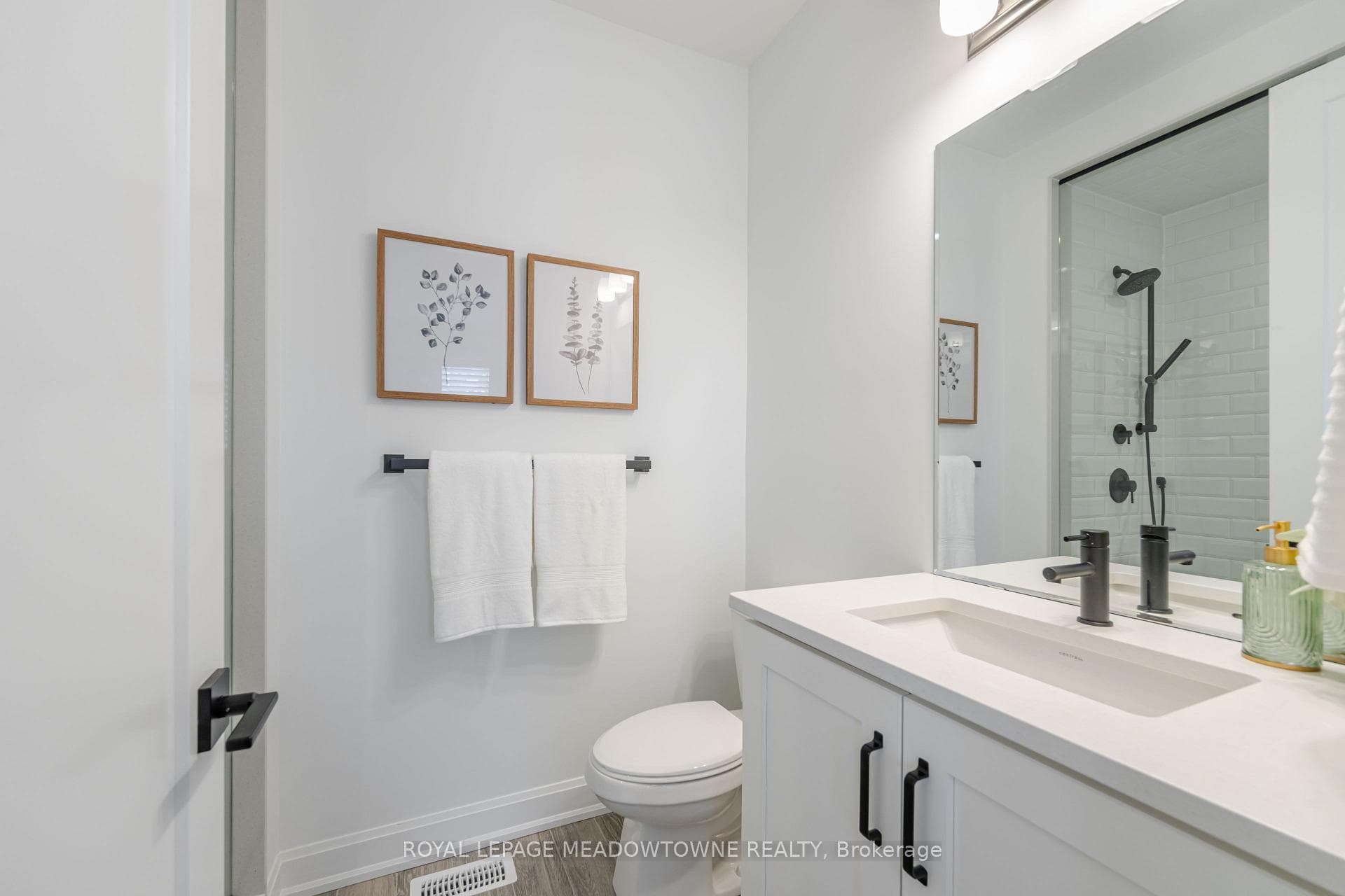1405 Everest Crescent photo 27