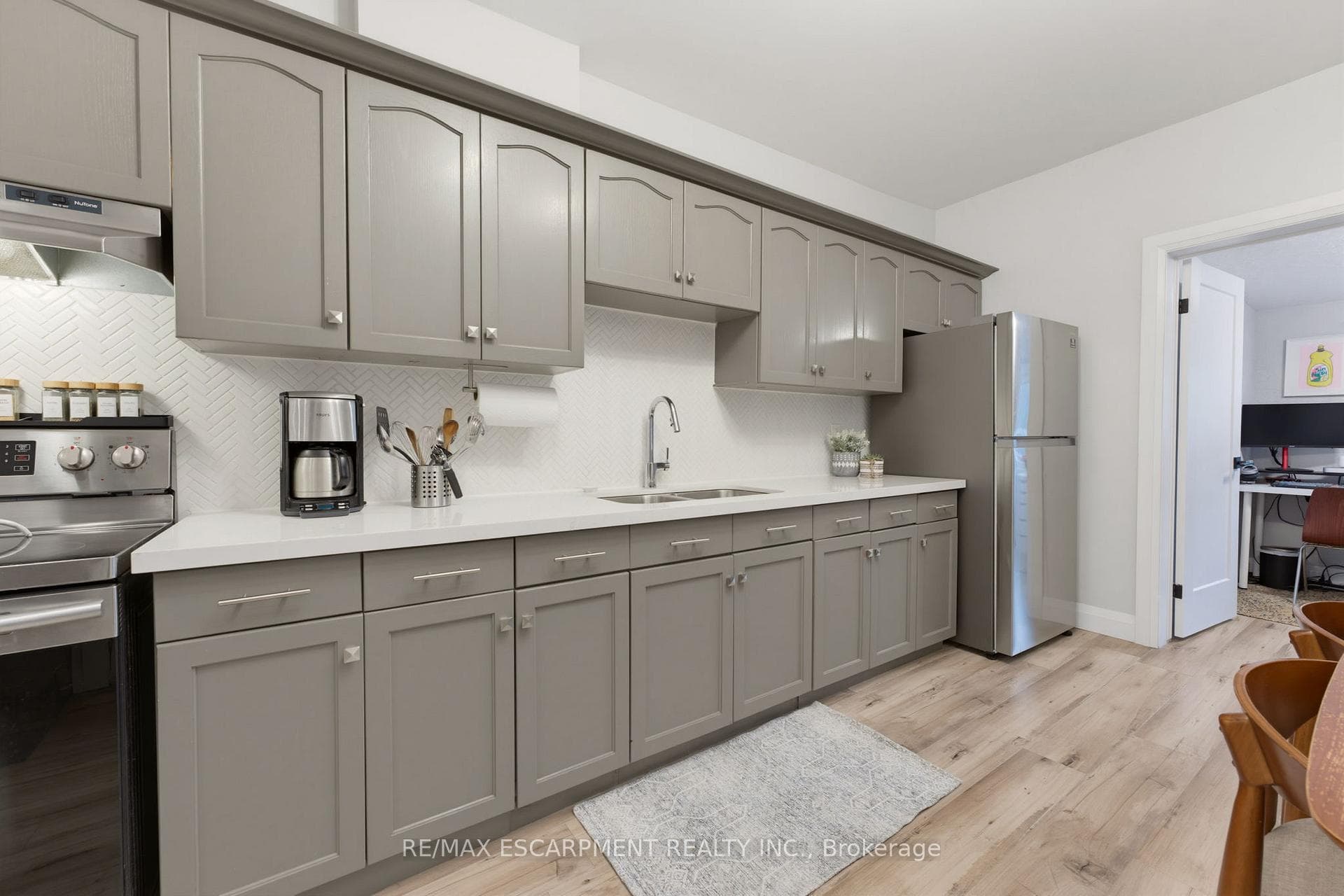 349 John Street photo 9