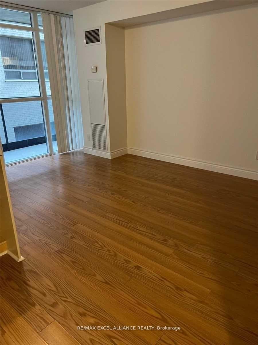25 Carlton Street Unit 413 photo 3