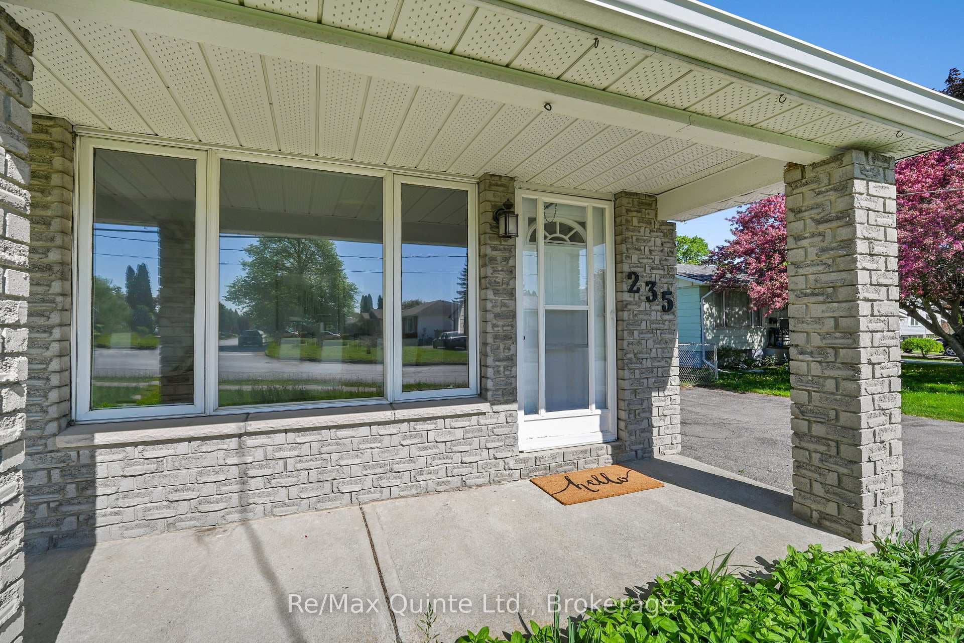 235 Byron Street photo 4