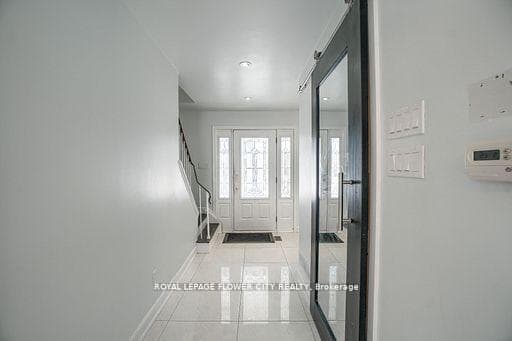 12 Gondola Crescent Unit Main floor photo 3