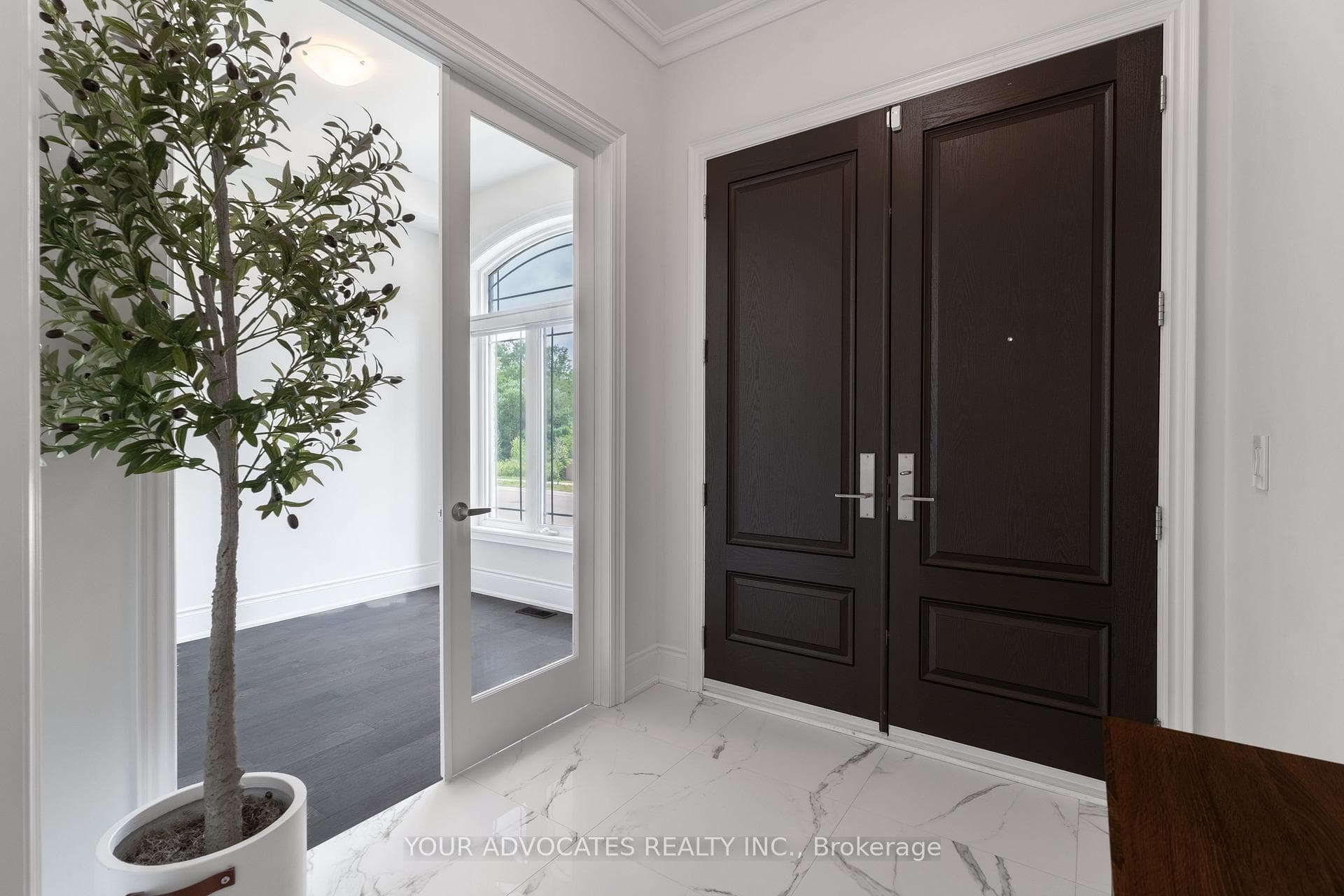 1390 Queens Plate Road photo 5