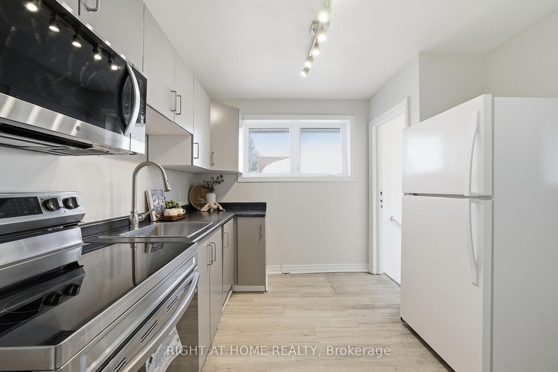 708 Carnegie Avenue photo 4