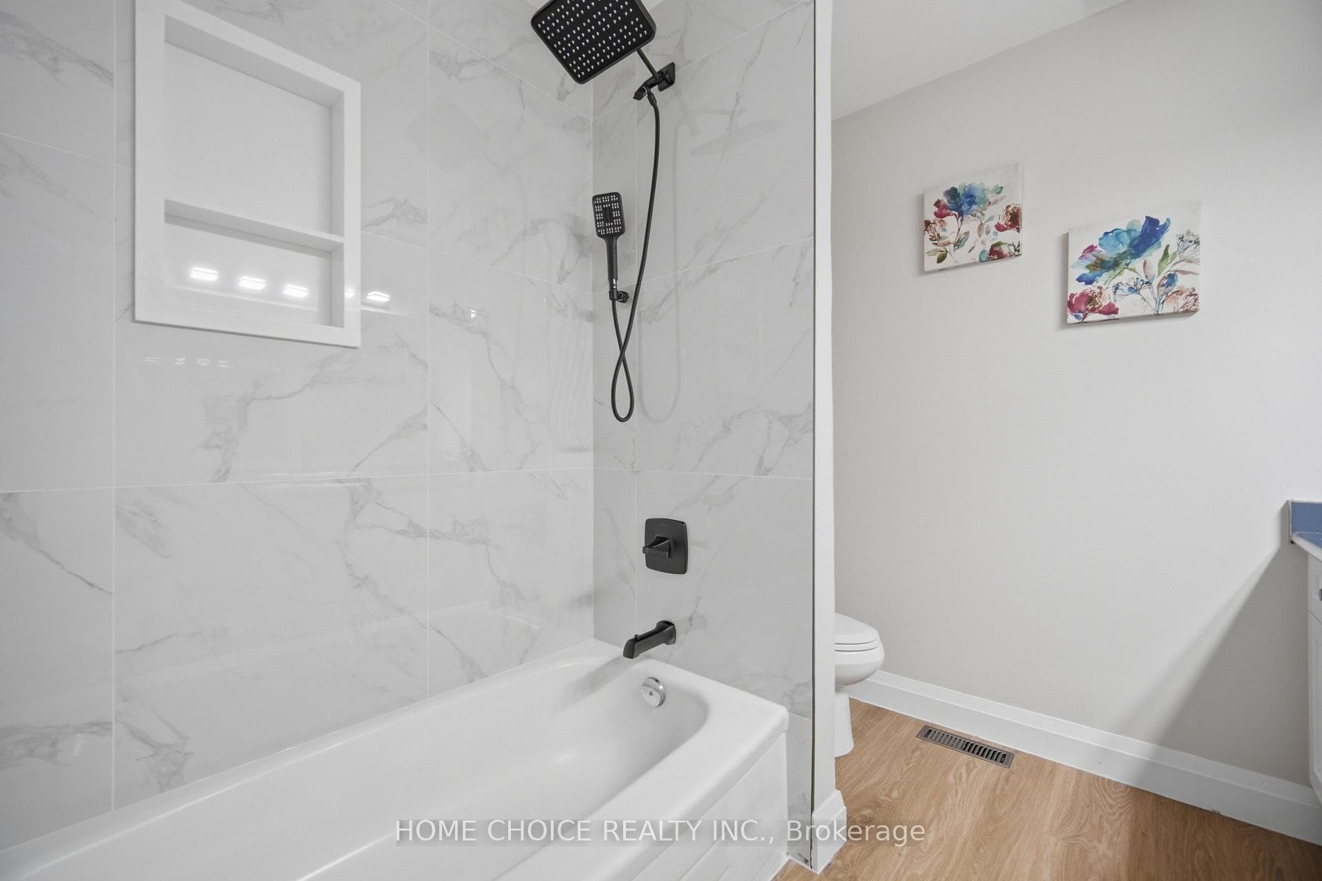 670 Dolby Crescent photo 36