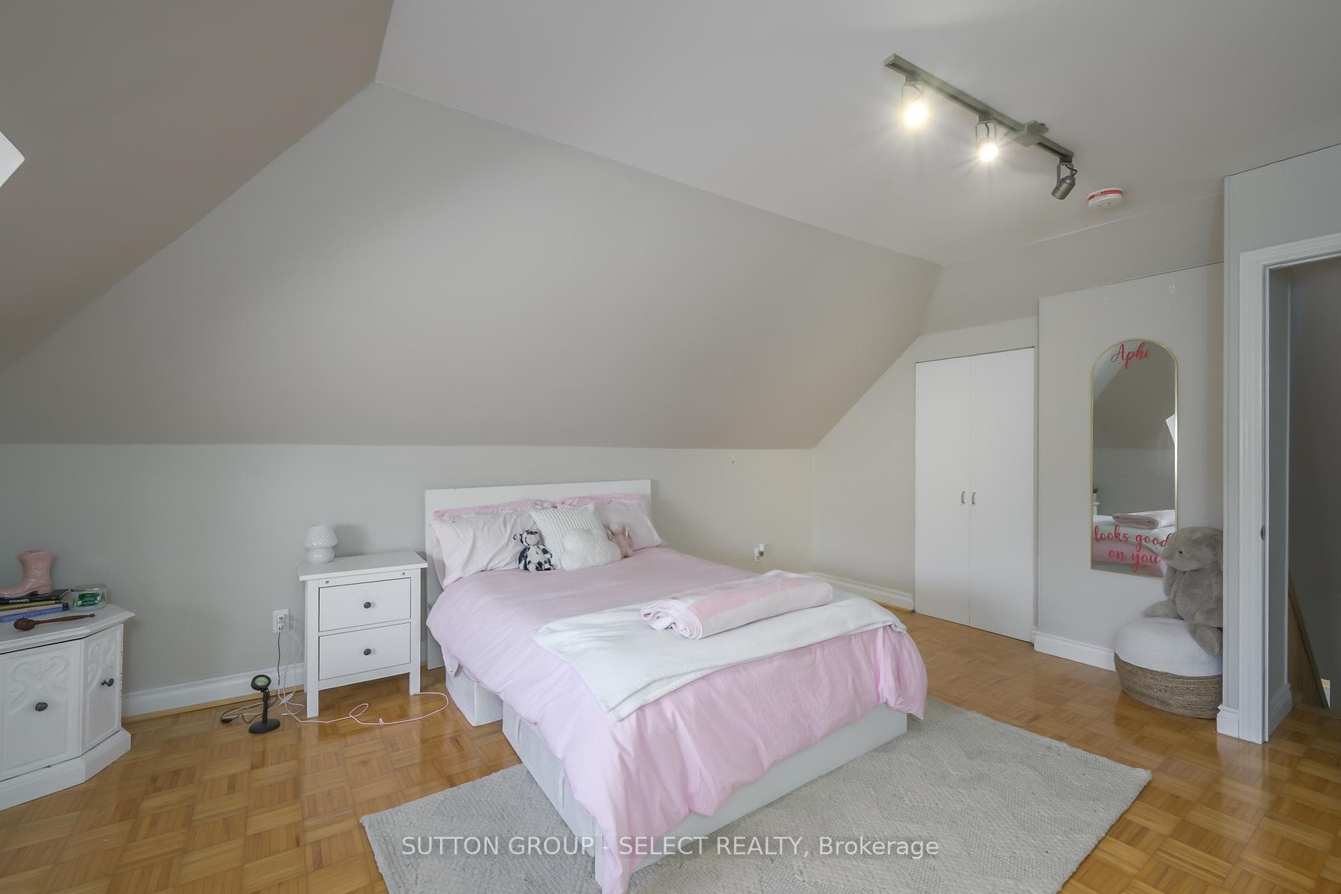 1031 Richmond Street photo 25