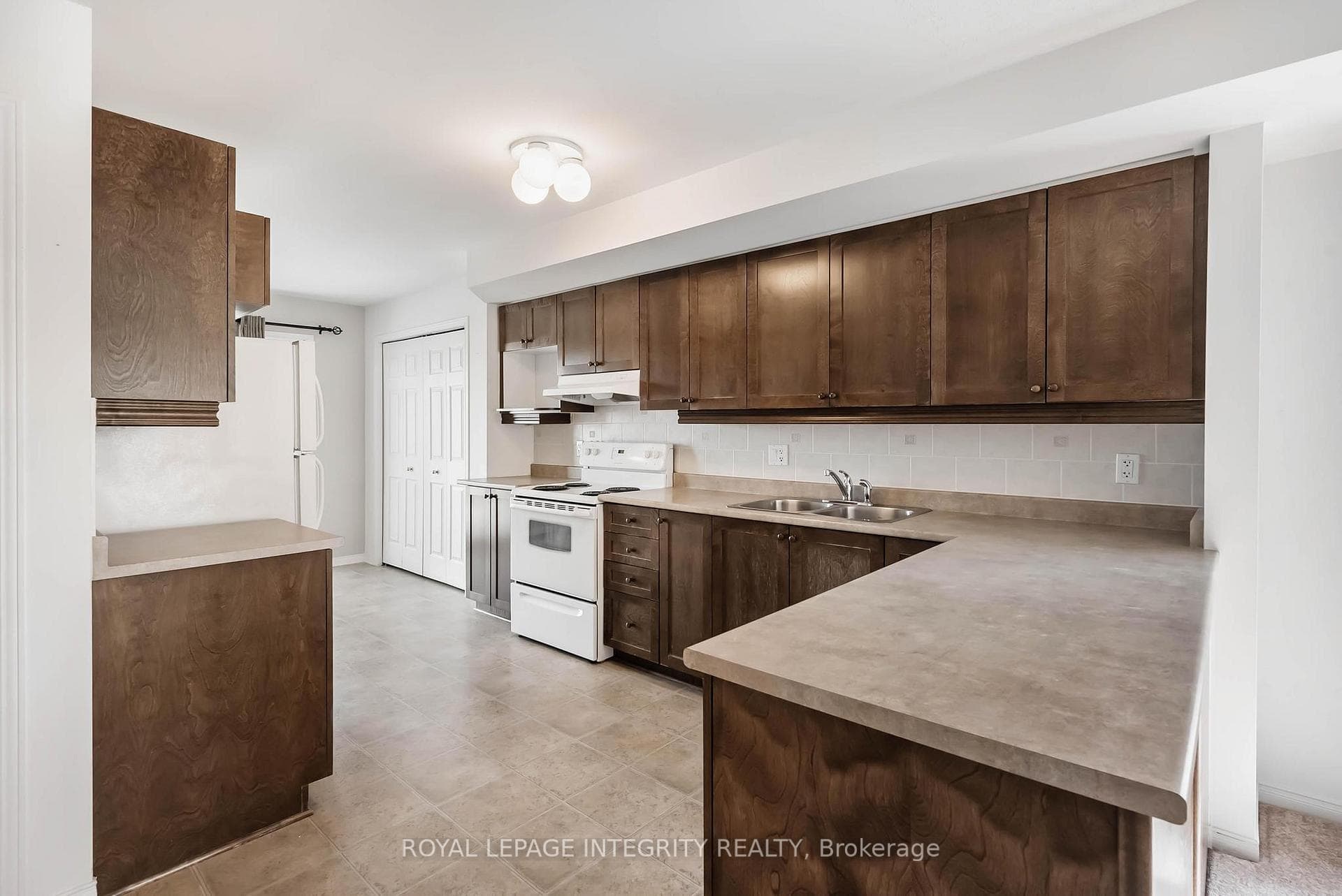 888 LONGFIELDS Drive photo 6