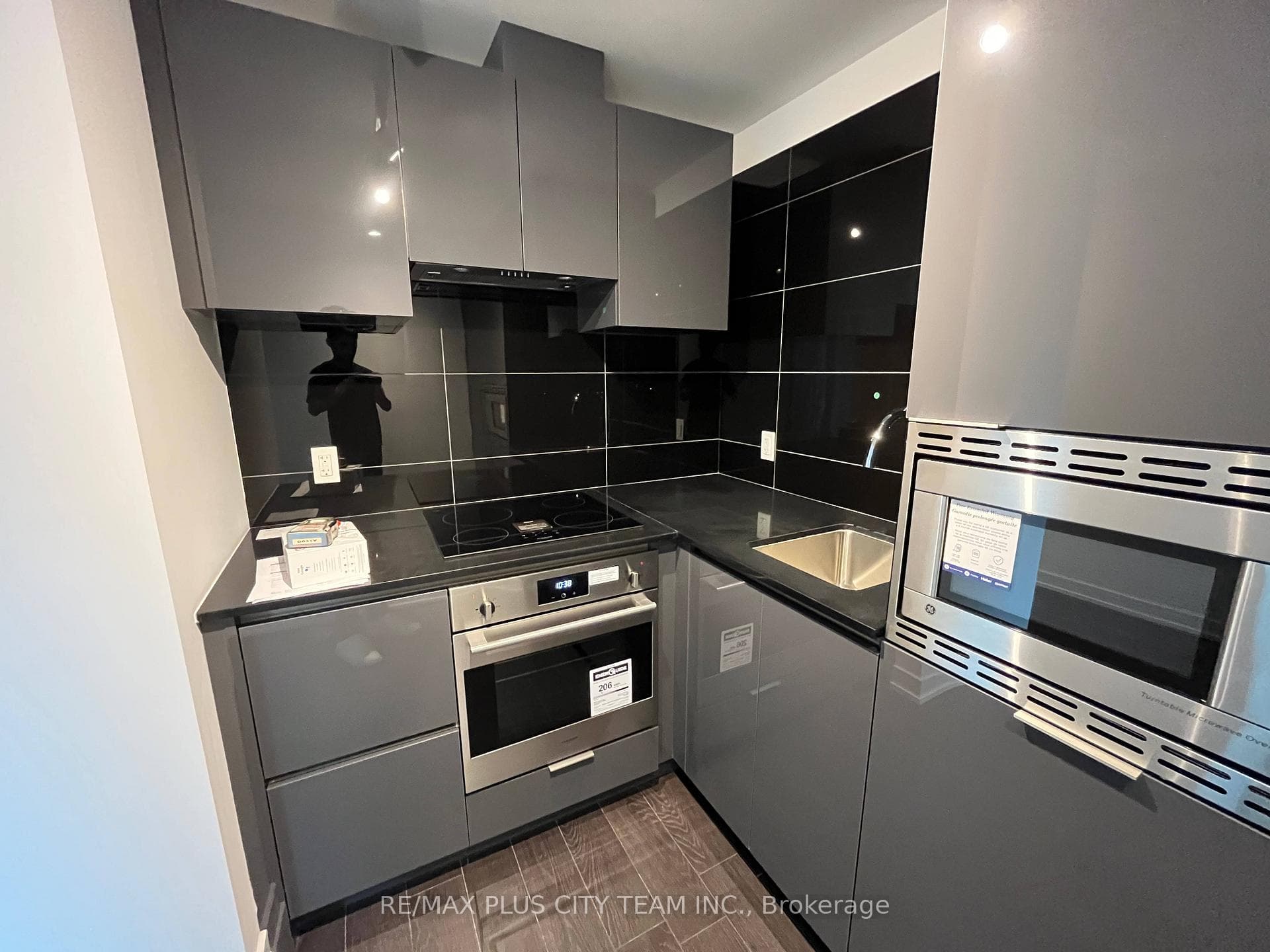 238 Simcoe Street Unit 1008 photo 6