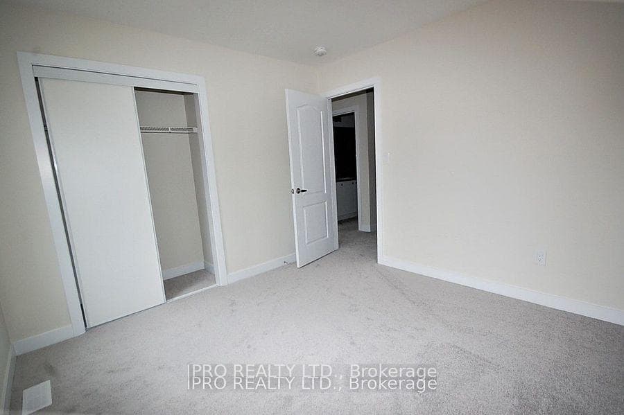 35 Basswood Crescent photo 6