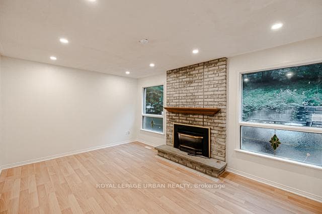 55 Blueking Crescent photo 14