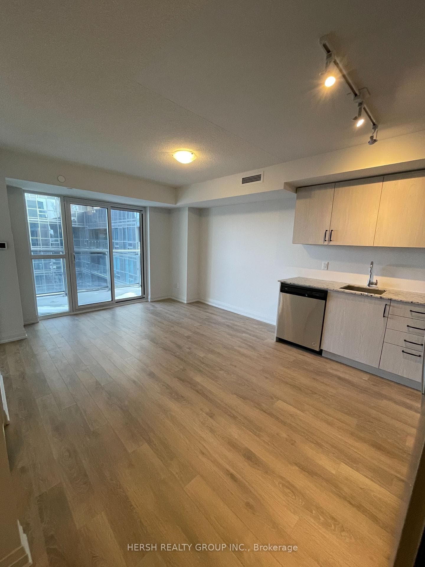 20 Meadowglen Place Unit 624 photo 9