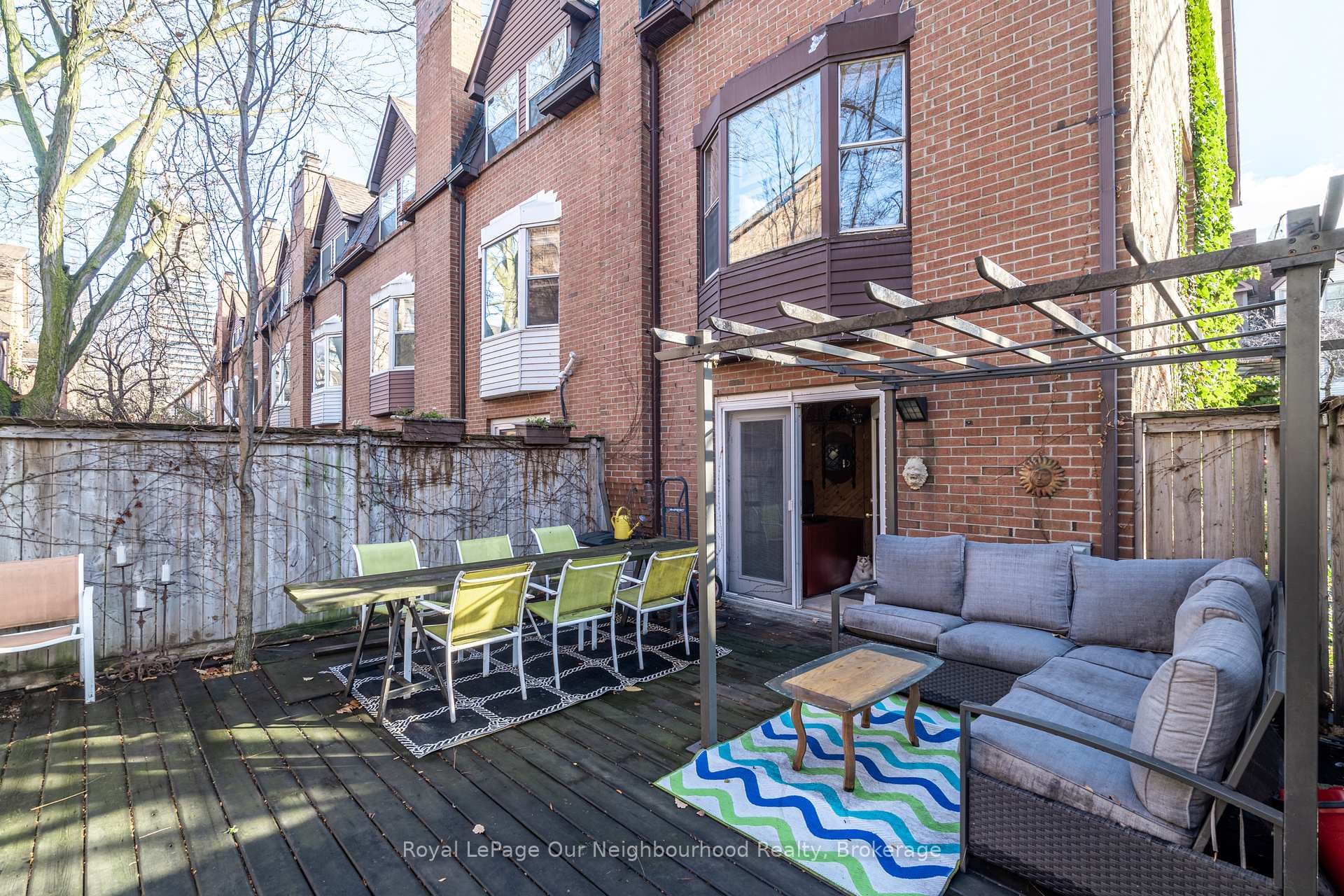 Spacious deck with over 470 square feet