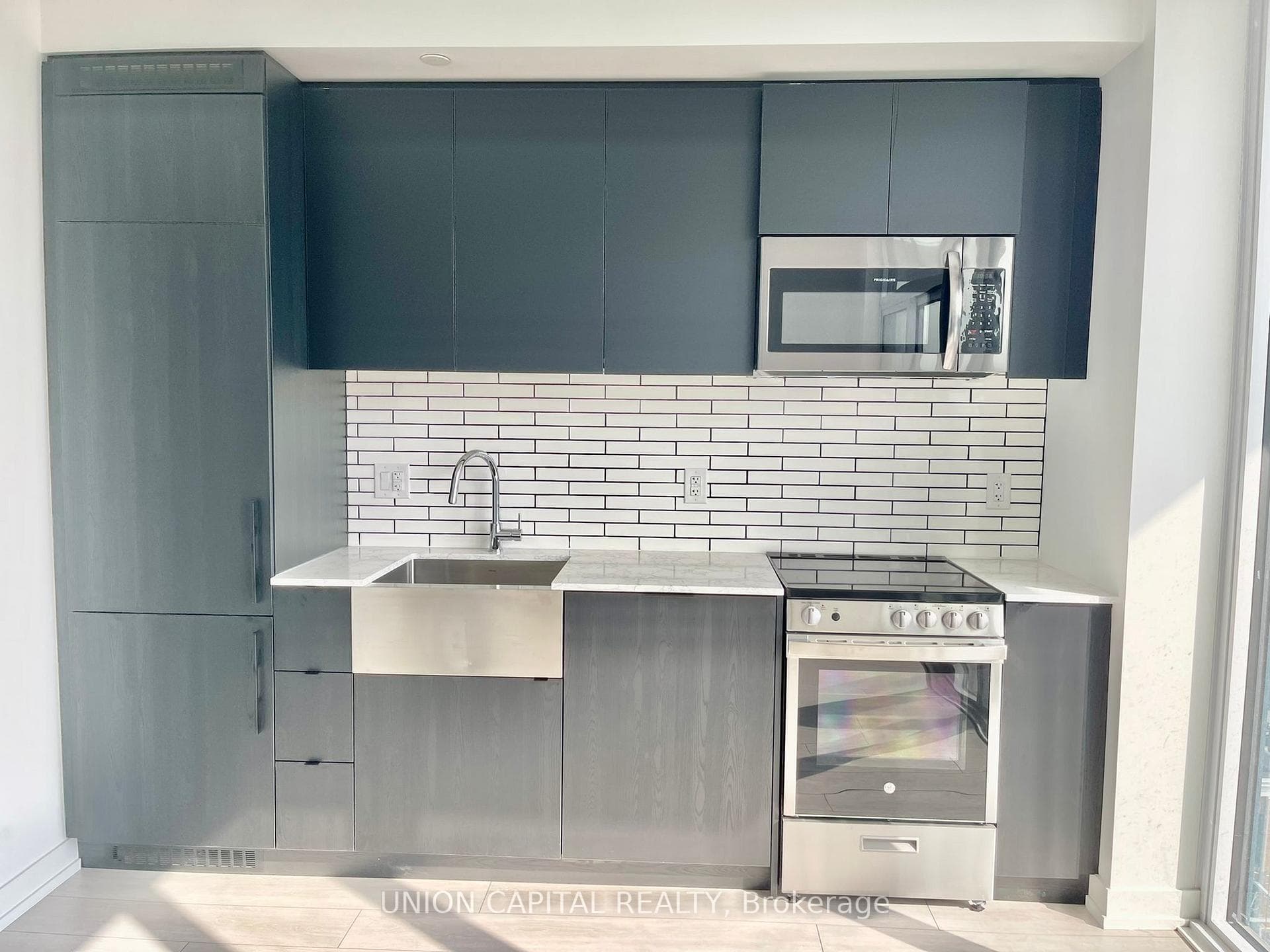 270 Dufferin Street Unit 906 photo 4