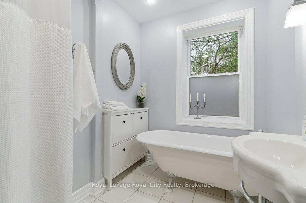 554 Woolwich Street photo 22
