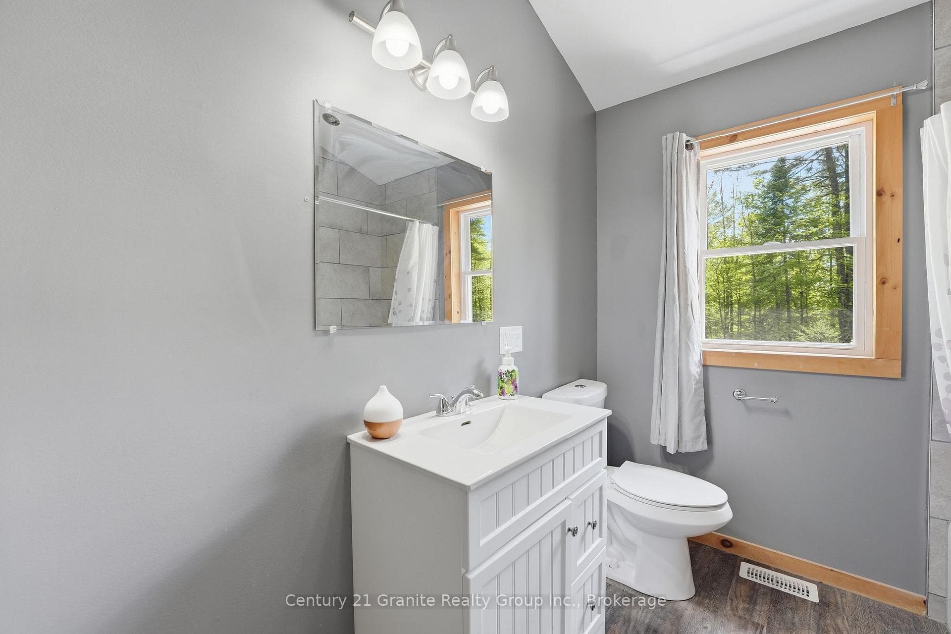 1048 Bacon Road photo 15