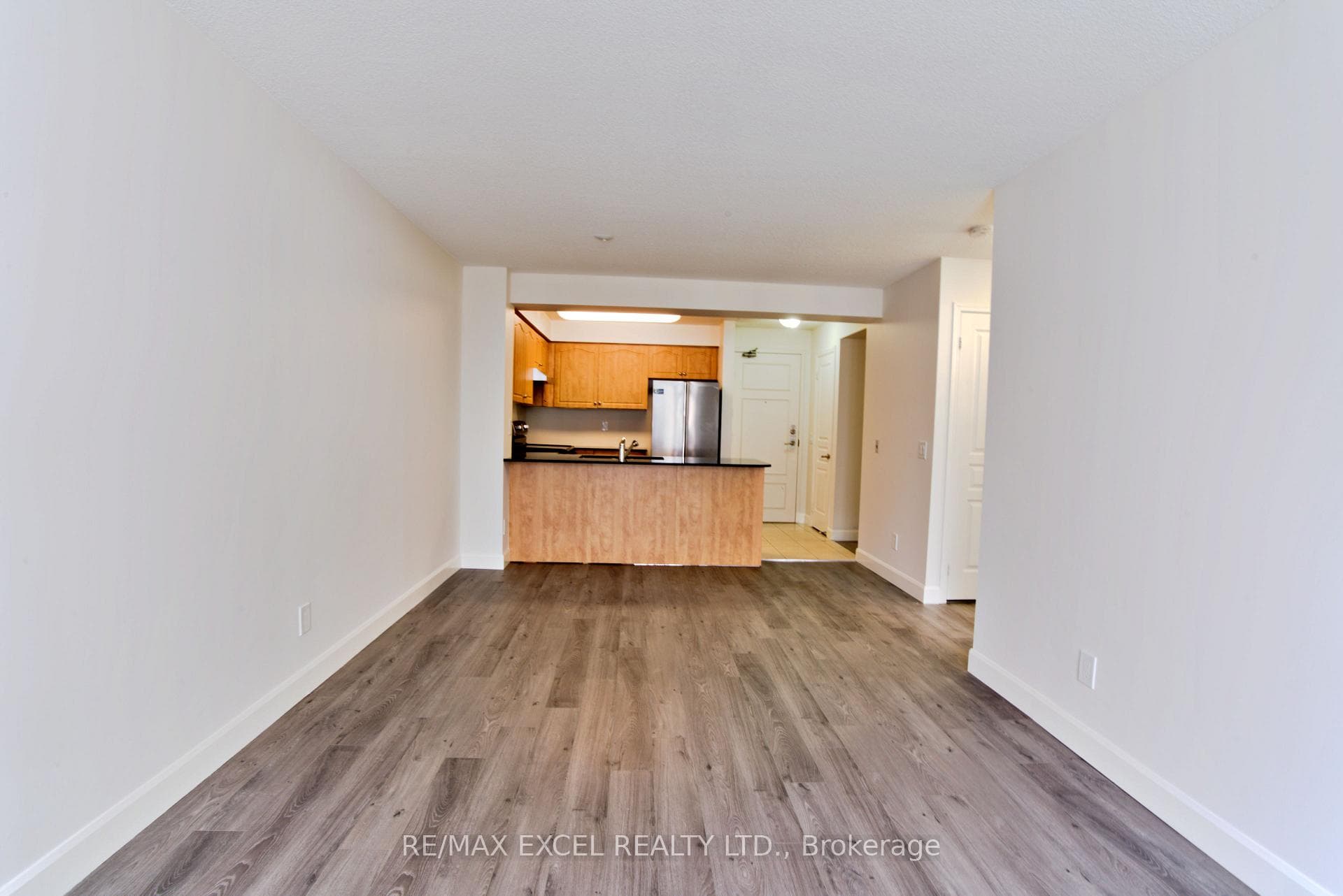 350 Red Maple Road Unit 907 photo 4