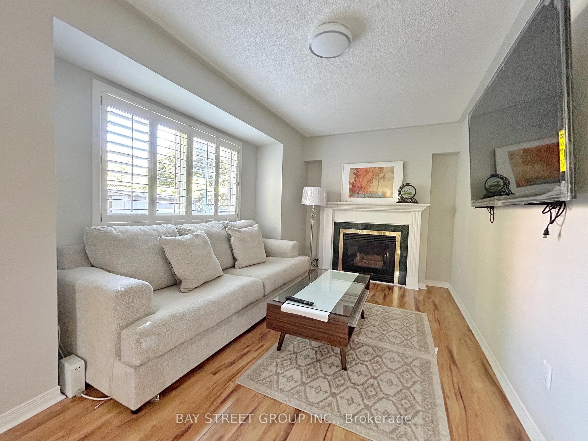 582 Lumsden Drive photo 11