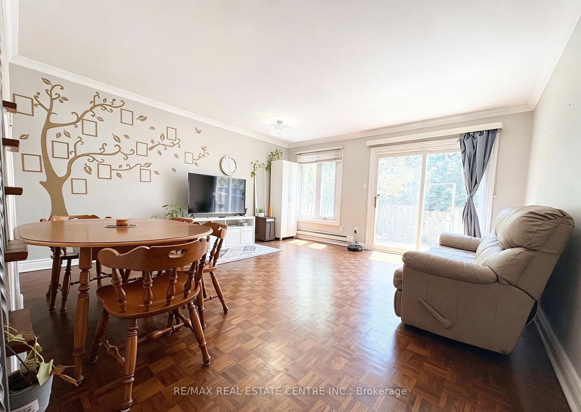 105 Wales Avenue photo 3