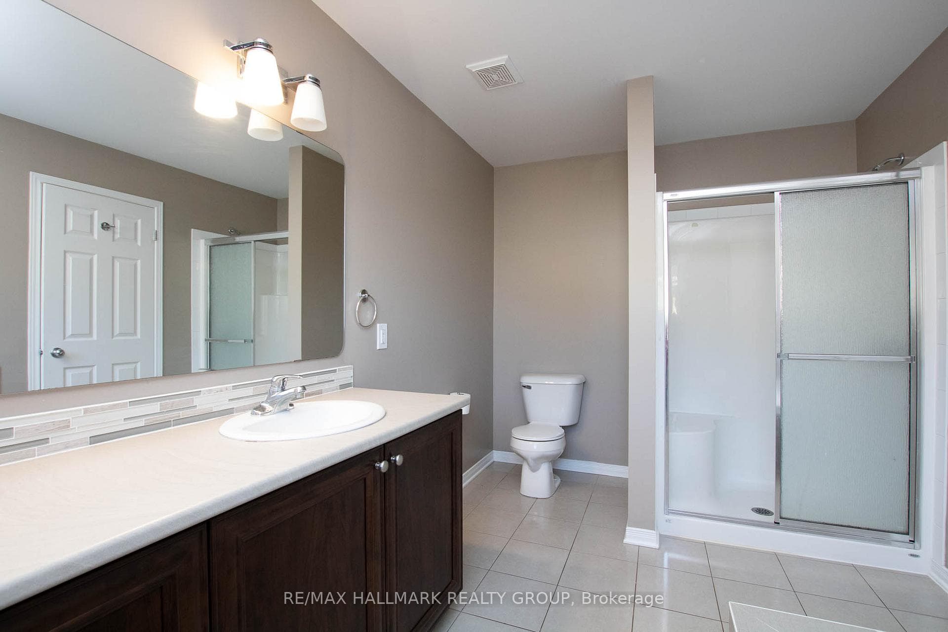 5PC En-Suite Bath in Primary Bedroom