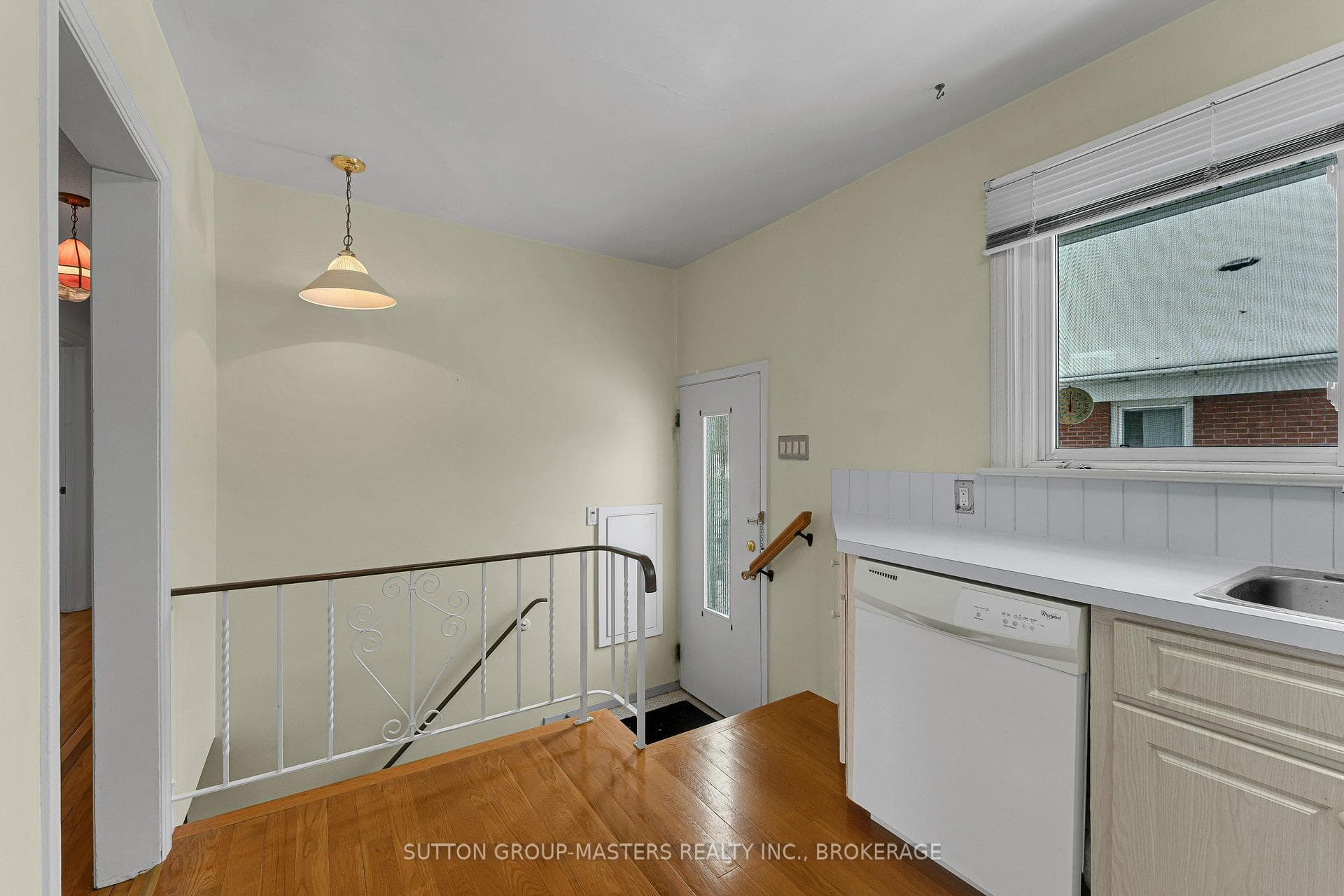 913 Victoria Street photo 12