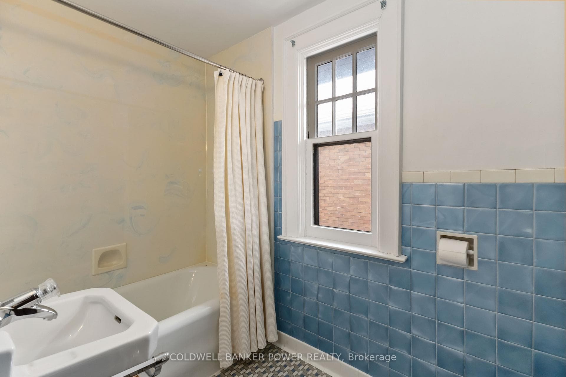 402 Victoria Street photo 34