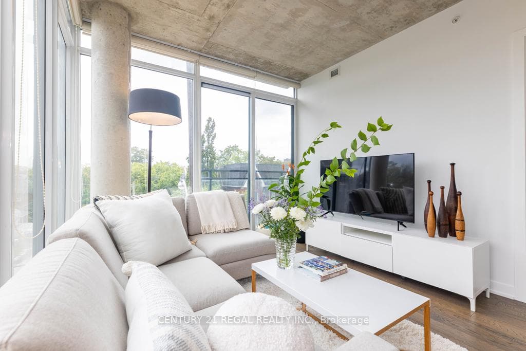 Expansive floor-ceiling windows.