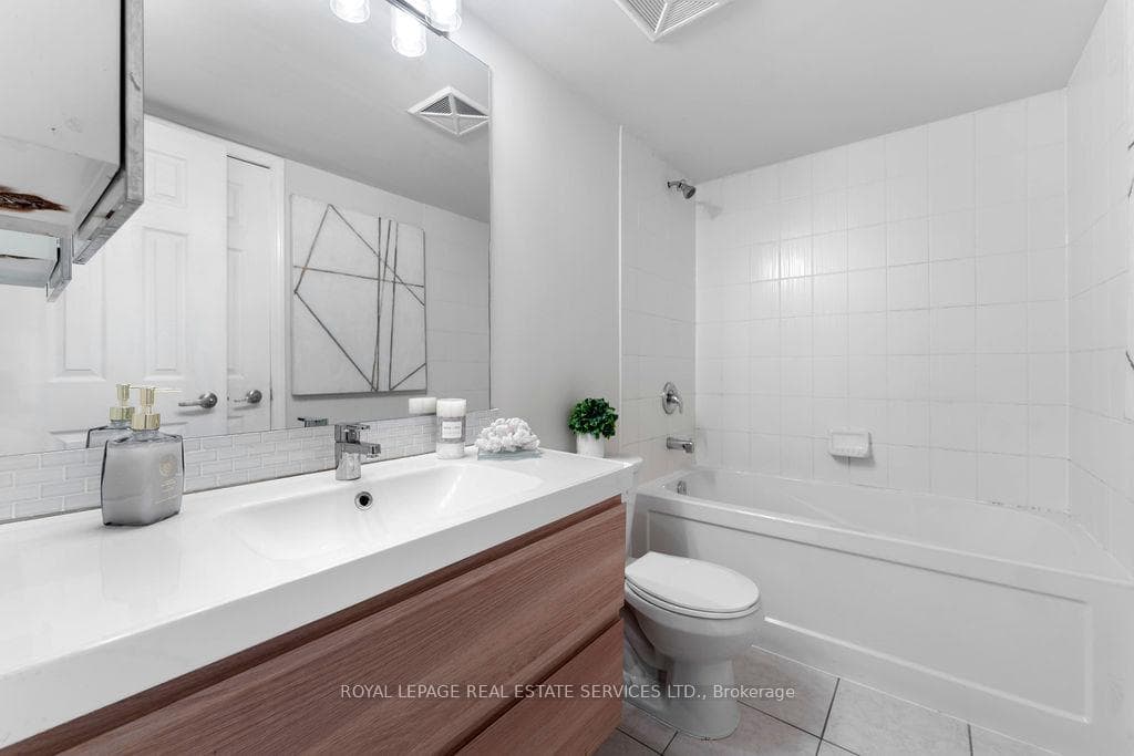 19 Grand Trunk Crescent Unit 3709 photo 7