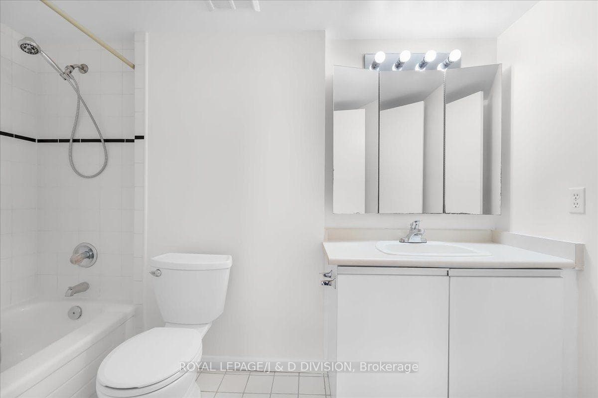 21 Overlea Boulevard Unit 1306 photo 17