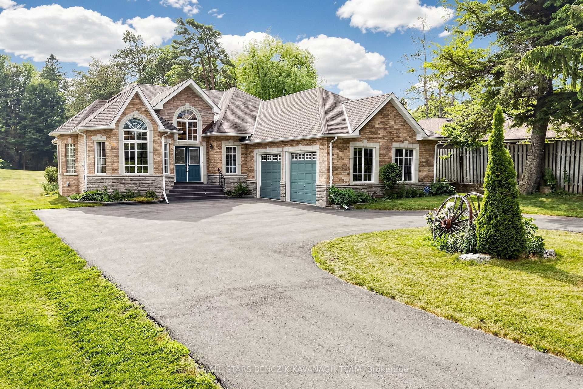 5633 Lakeshore Road photo 1
