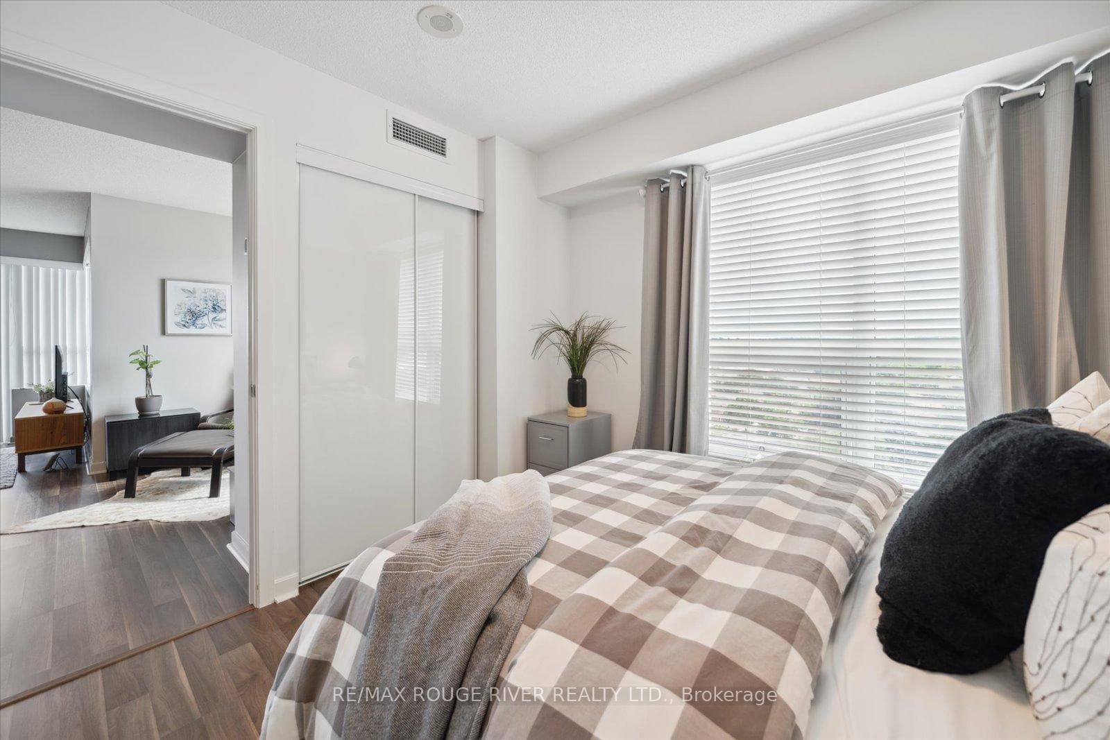 1235 Bayly Street Unit 902 photo 19