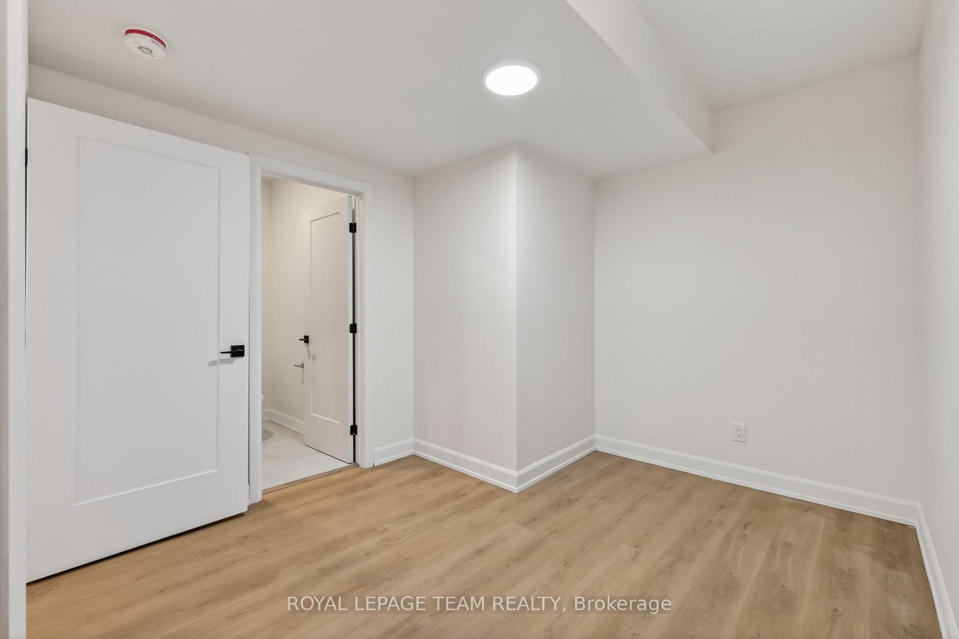 608 Tweedsmuir Avenue Unit B photo 12