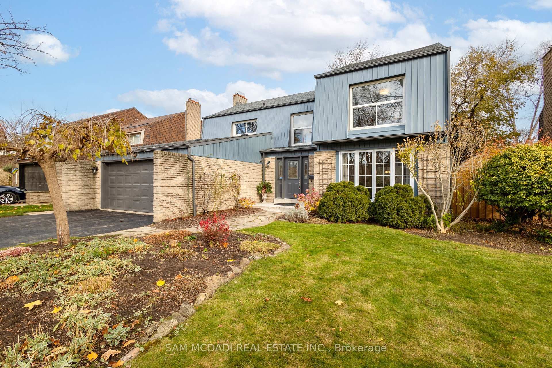1624 Howat Crescent photo 1
