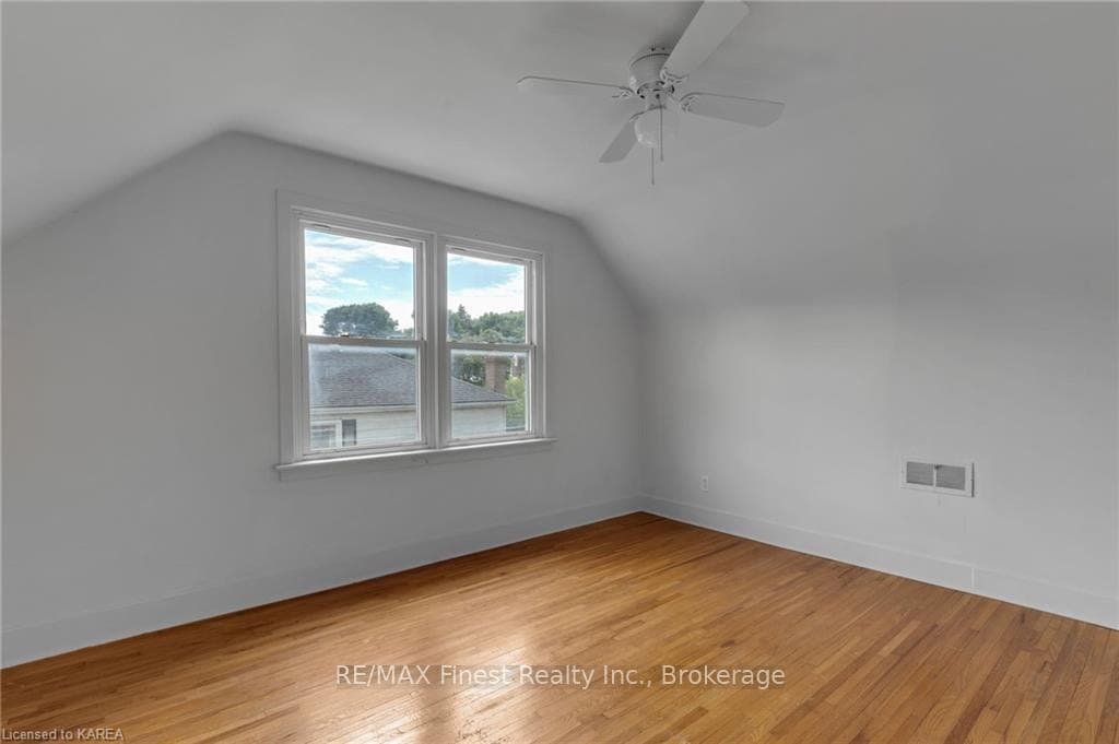 744 ALFRED Crescent photo 24