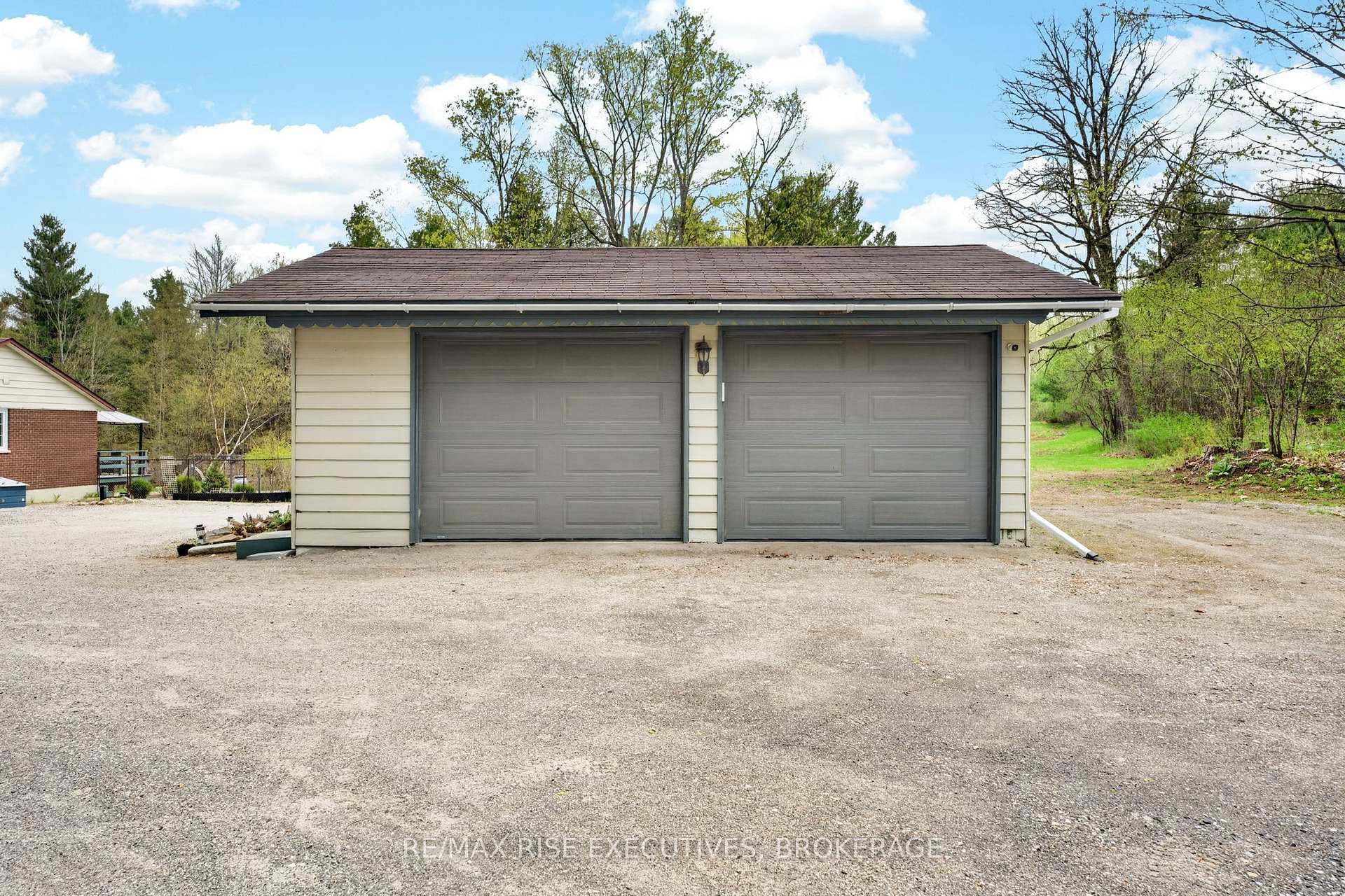2405 Rideau Ferry Road photo 2
