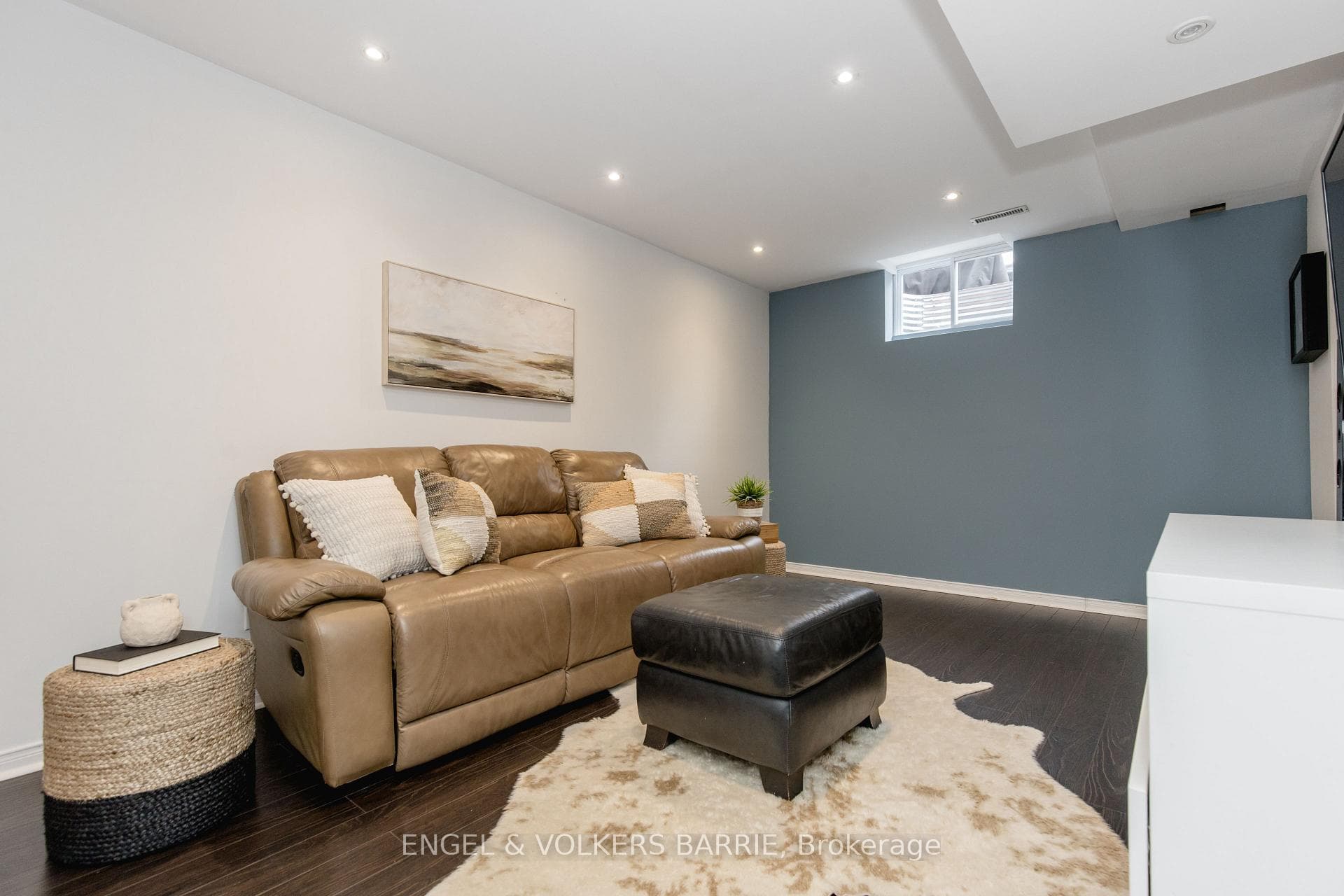 154 PICKETT Crescent photo 33