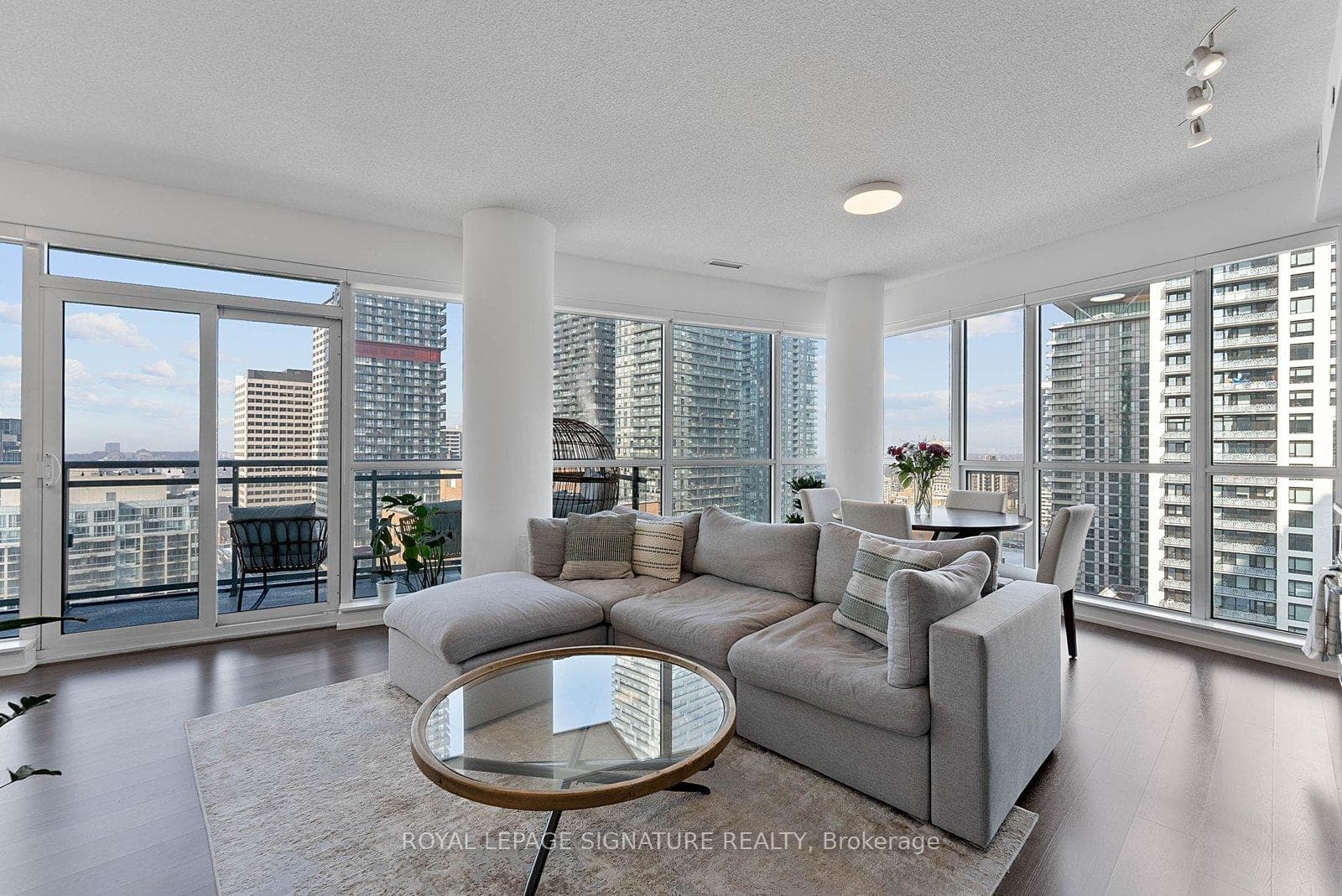 Panoramic corner views