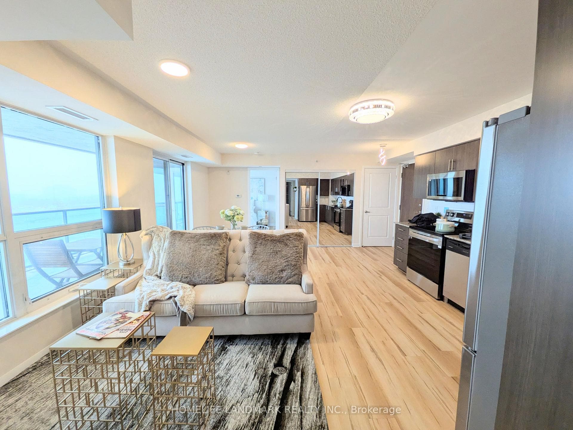 75 Norman Bethune Avenue Unit 718 photo 4