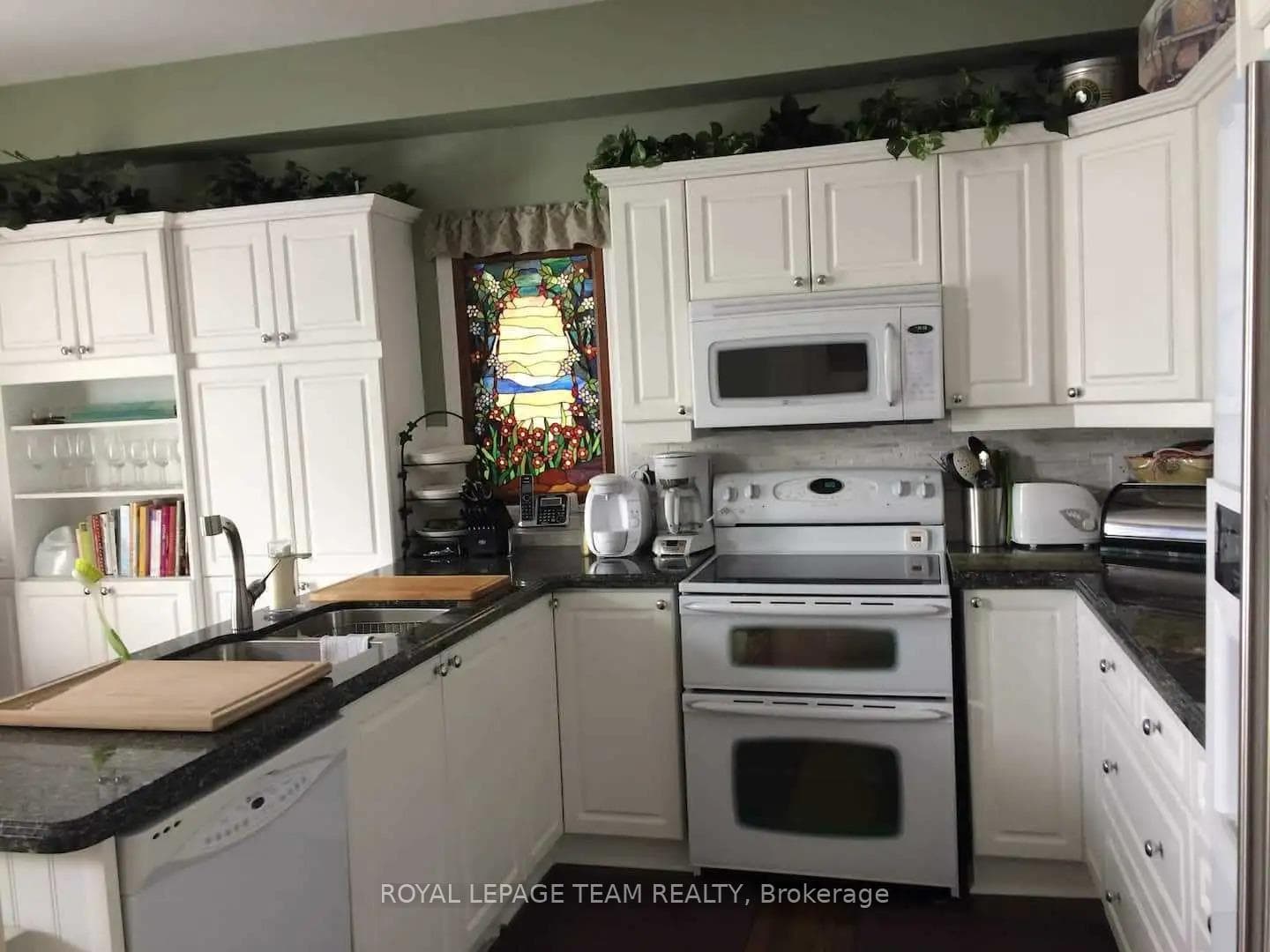 242 Colbert Crescent photo 4