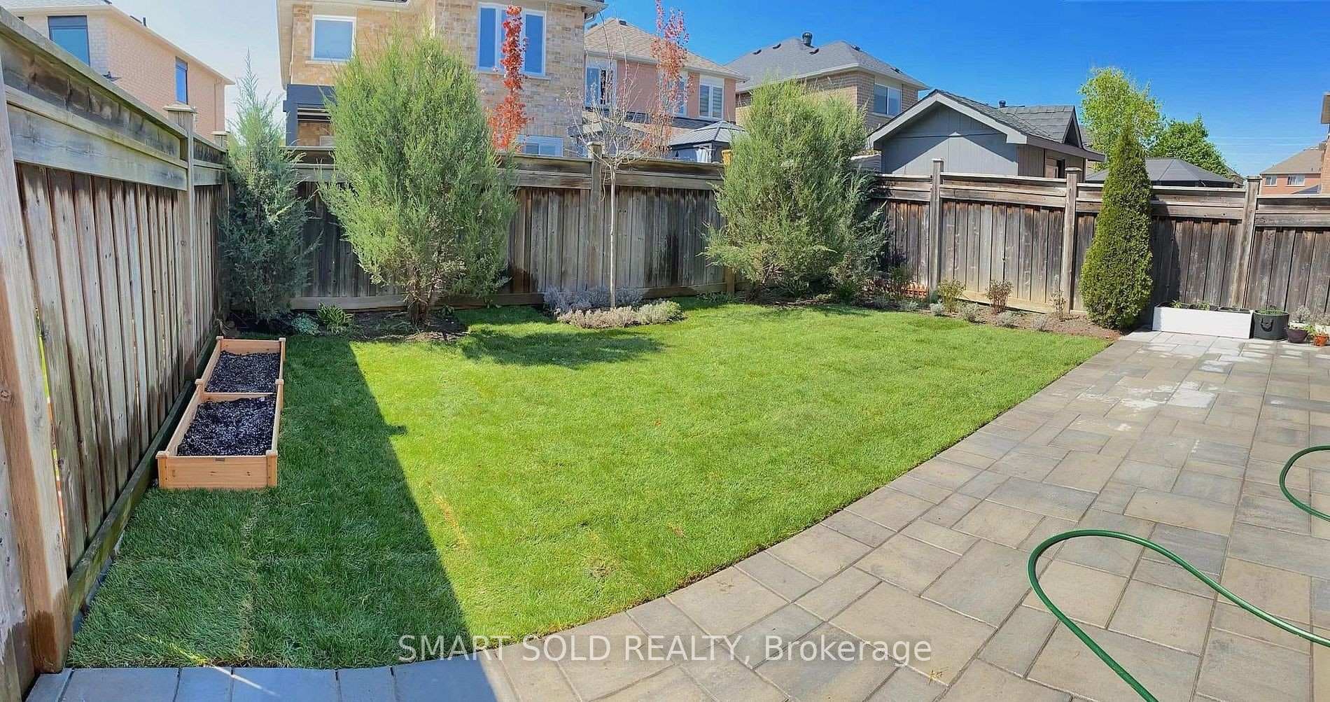 12 Lismer Crescent photo 29