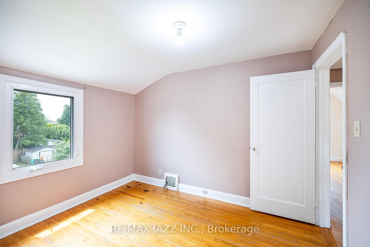 445 Beverly Street photo 15