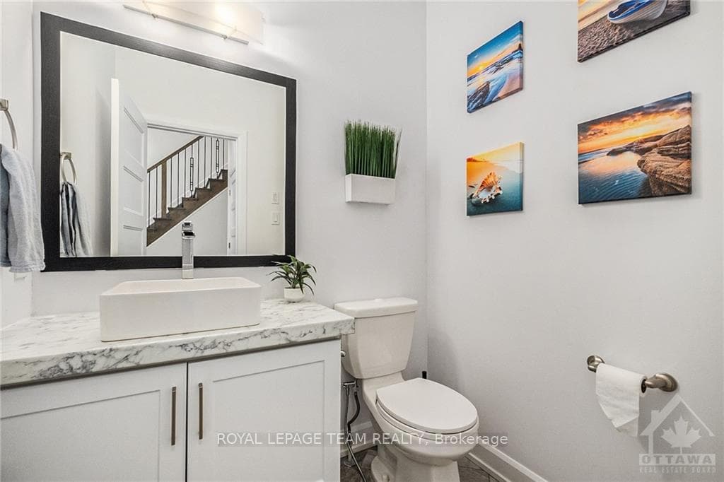 241 SUNSET Crescent photo 6
