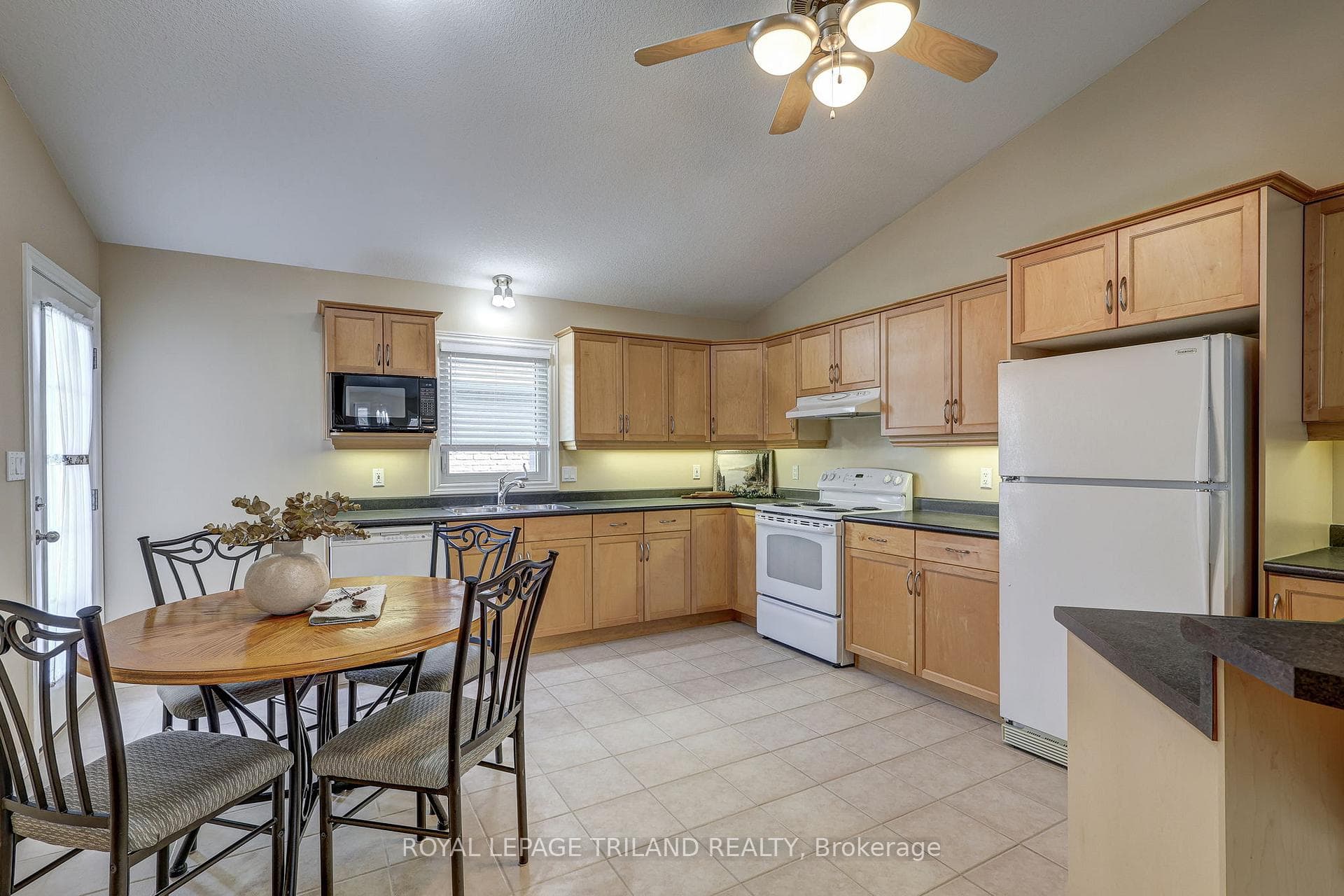 19 ORIOLE LANE, ST. THOMAS - KITCHEN