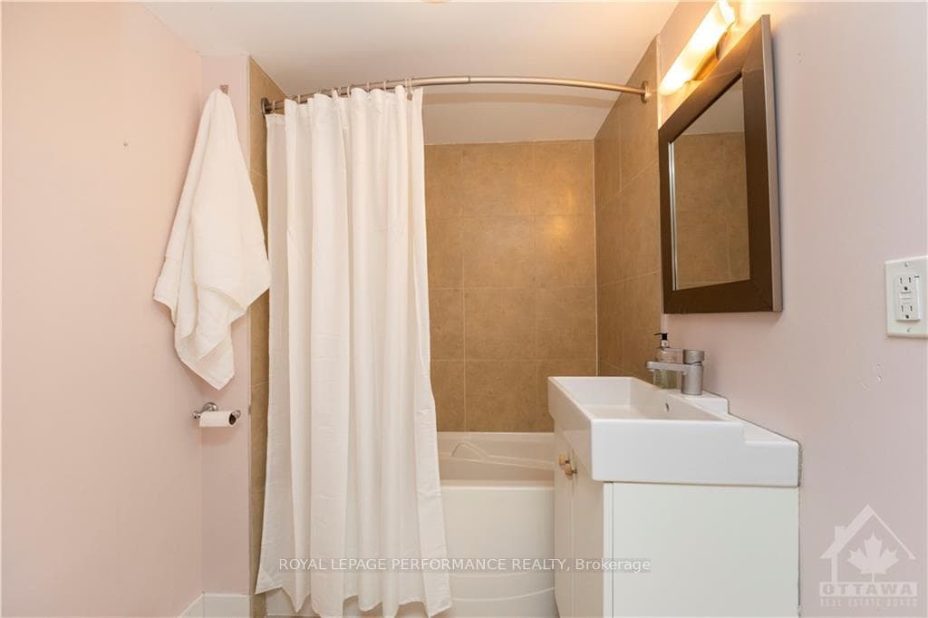 271 MCLEOD Street Unit 2 photo 22