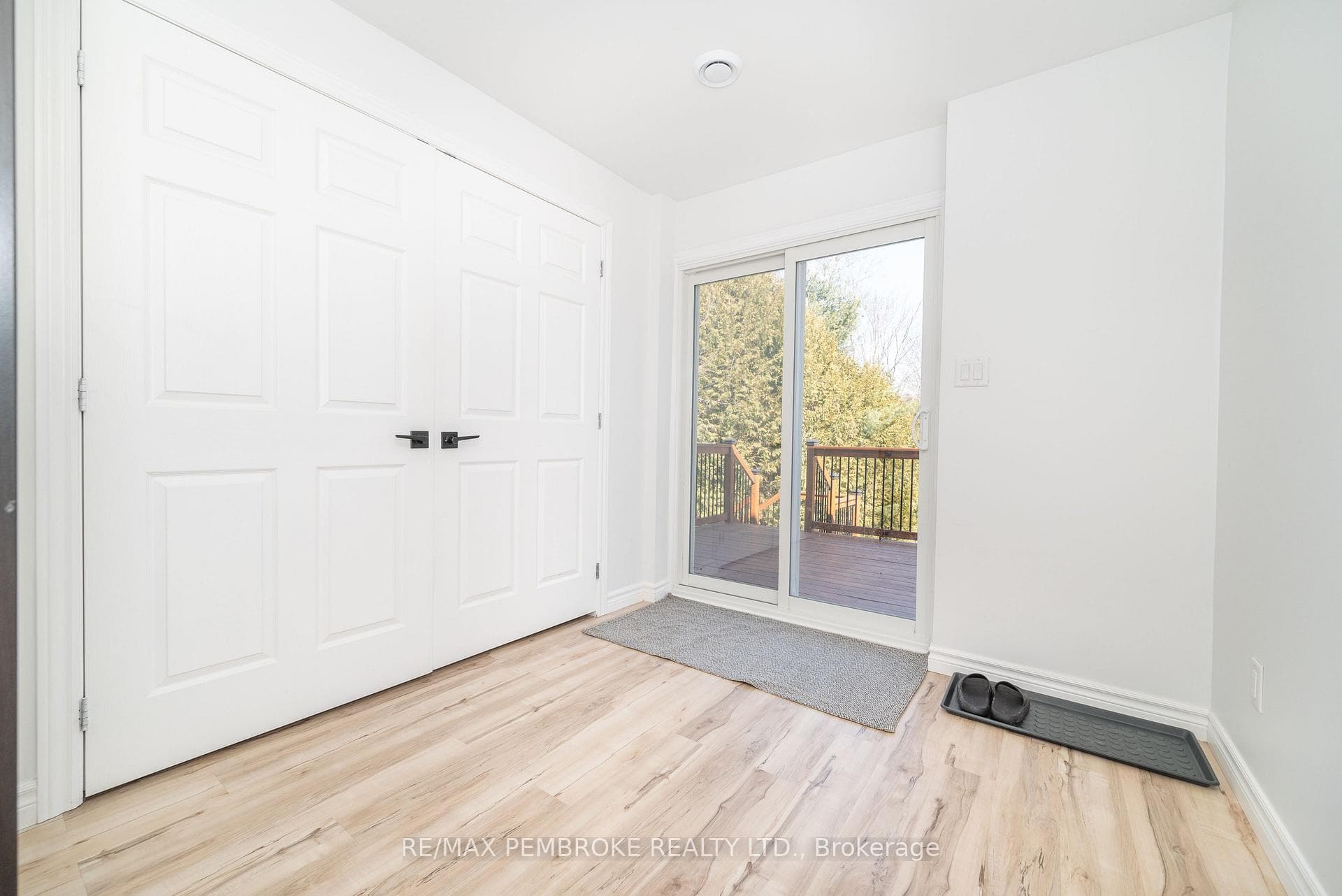 48 Armstrong Road photo 28