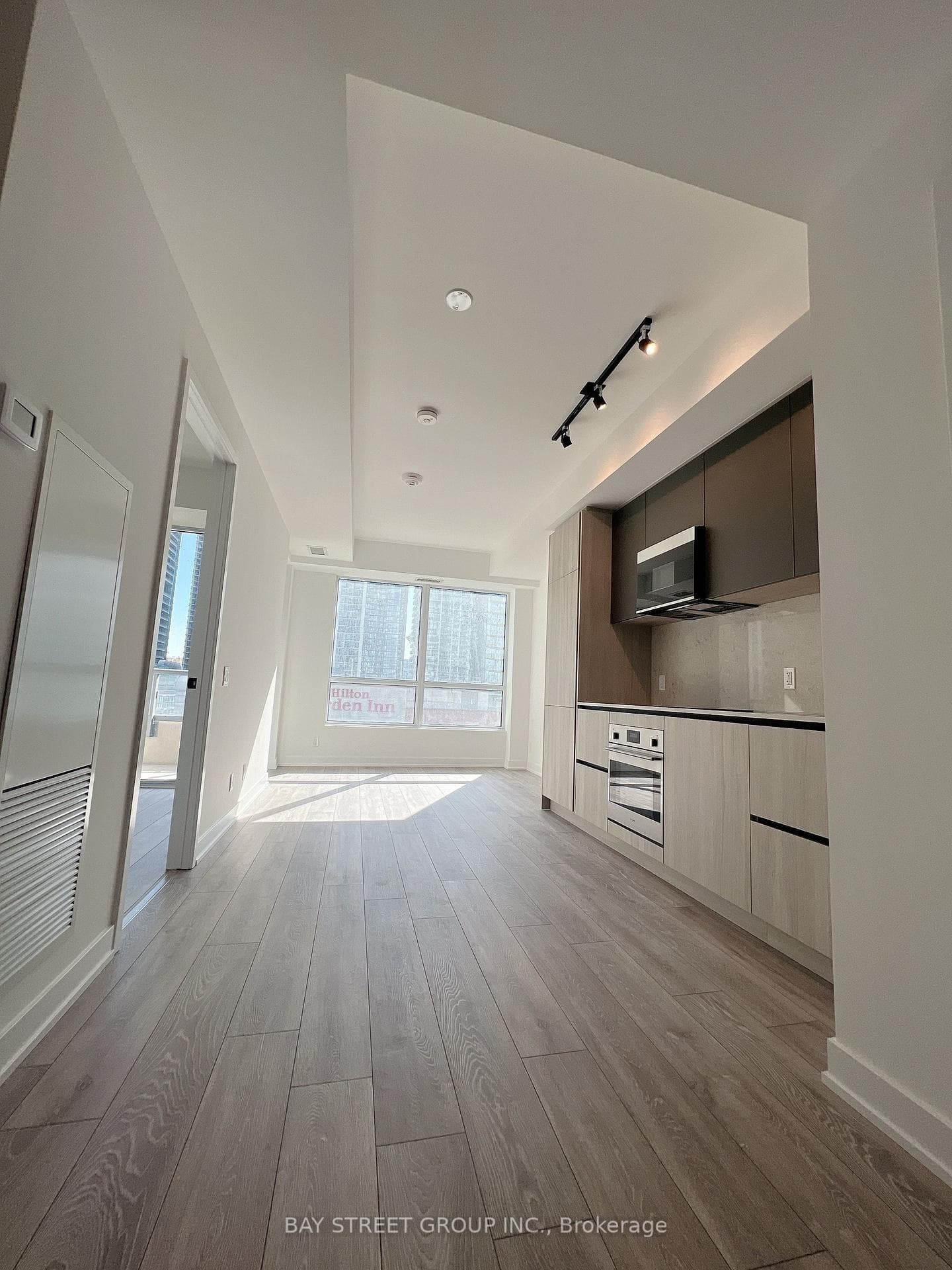 108 Peter Street Unit 1707 photo 3