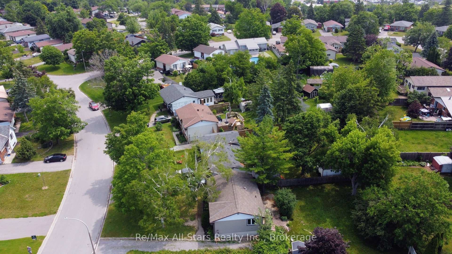 1886 Croftdale Crescent photo 2