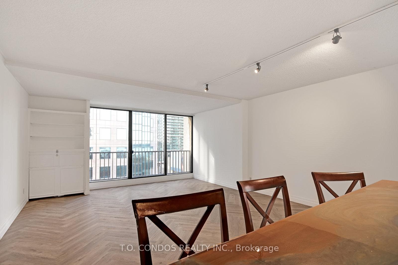 33 Harbour Square Unit 839 photo 17