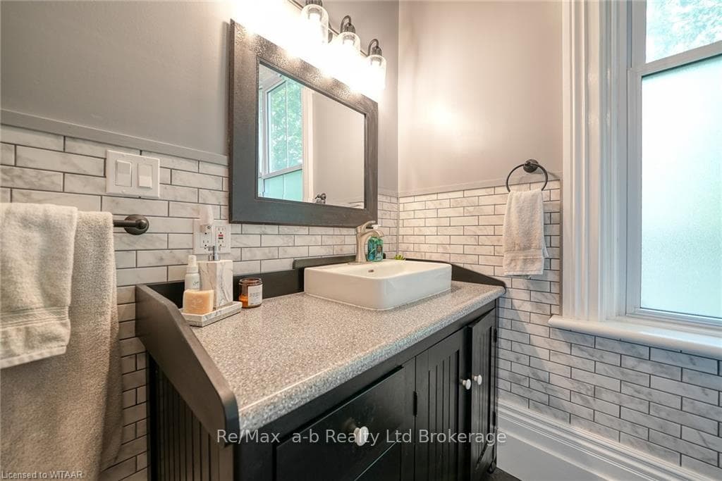 392 KING STREET WEST Street photo 12