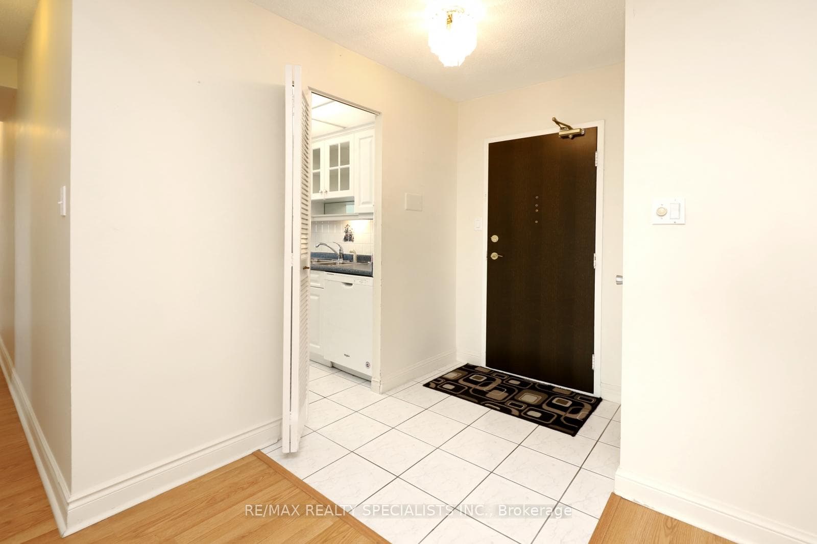 820 BURNHAMTHORPE Road Unit 1602 photo 3